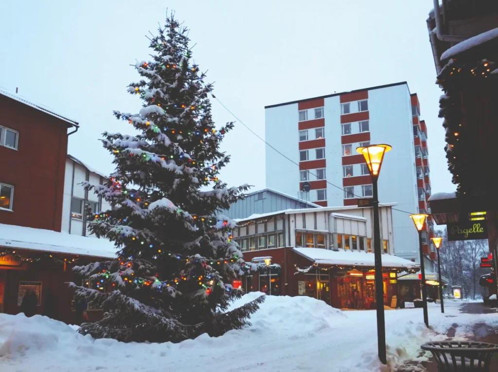 Julgran på torg mitt i Huddinge Centrum