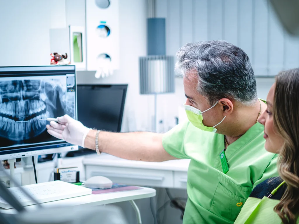 En av våra tandläkare går igenom röntgenbilder