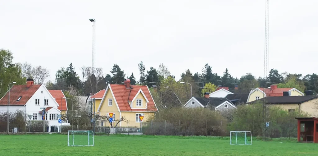 Fotbollsplanen på Tystbergavägen bland villaområde i Stureby