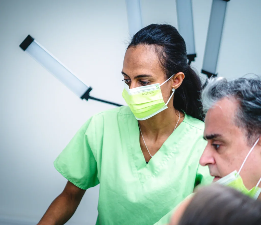 Tandläkare och tandhygienist tar hand om patient