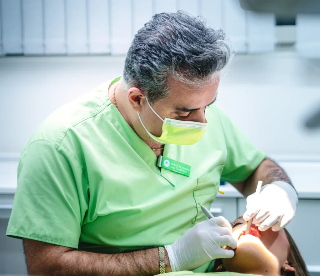 Soheil, tandläkare på Bandhagen Dental, behandlar patient